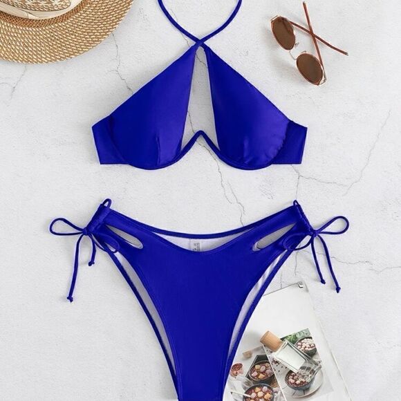 Bikini    - Picture 2 of 9